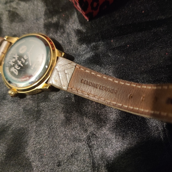 Beautiful Vintage Betsey Johnson watch with genuine leather wrist band - Picture 4 of 7
